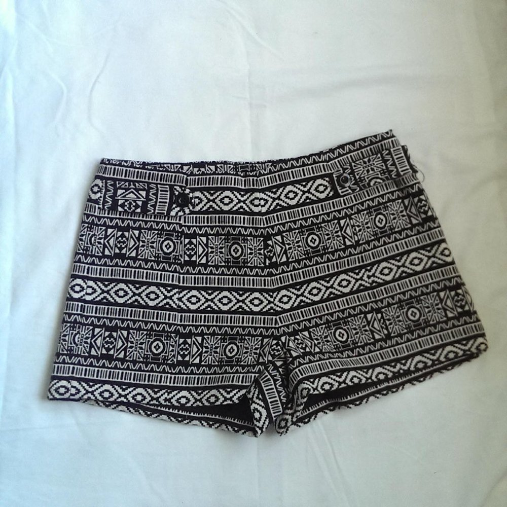 NWT Forever 21 Black and cream short